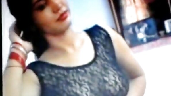 Ann Angel 炫耀她湿漉漉的内裤，并在浴缸中抚摸她的阴户