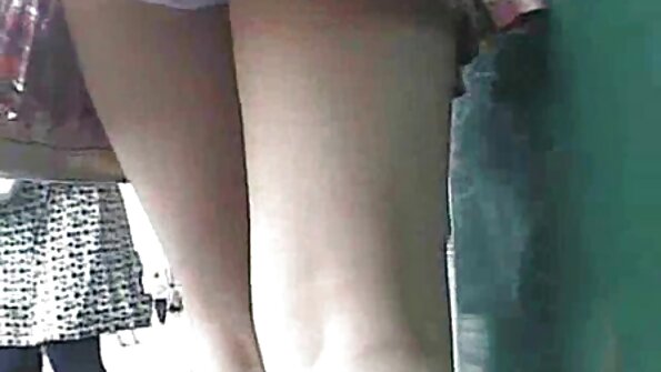两个十几岁的女孩在街上相遇。过了一会儿，他们和另外两个女孩一起上了芭蕾课。他们都脱掉上衣，这样他们就可以抚摸和亲吻对方的乳房。然后哦...