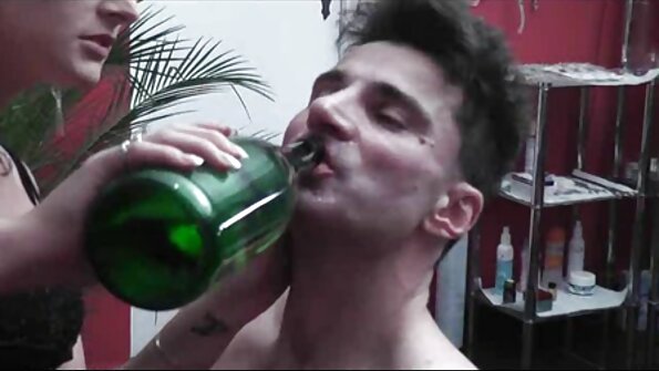 欲火中烧的大胸部青少年裸体并在弄湿时玩弄她的全天然 H 罩杯