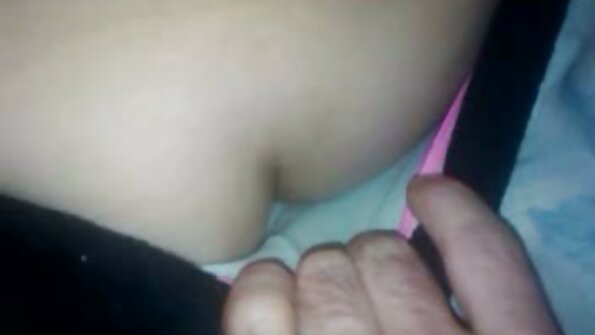 英国少女凯拉·路易斯 (Kayla Louise) 开始穿着黄色透明衬衫和内裤取笑相机。你可以看到她坚硬的乳头并穿过材料。凯拉然后决定躺在沙发上拉...
