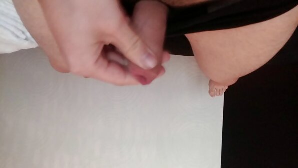 Spunky Angels：Ashlee 不顾一切地试图让她的男人洒出他的爱汁，一边用舌头抚摸她男人的阴茎，一边用她的舌头抚摸他的头。没过多久，他就在她身上吹了一大堆……