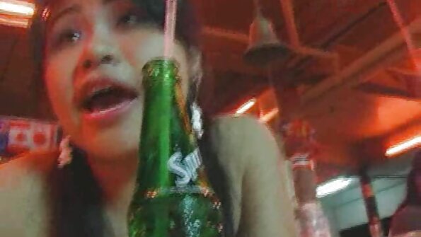 泰勒蒂尔登自慰用她的假阳具塞她的阴部