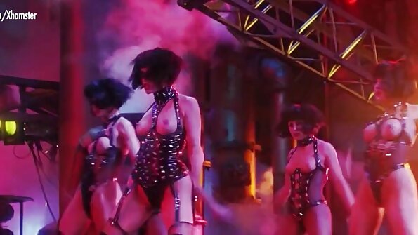邻家女孩索菲·埃里森 (Sophie Ellison) 刚刚给自己买了一件新的性感连衣裙，想拍一段穿着它的视频。这个好色的青少年开始玩她的身体，用手抚摸她的胸部和她的...