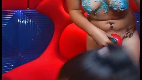 你的 Caitlynn 在 cam 前抚摸她的阴户